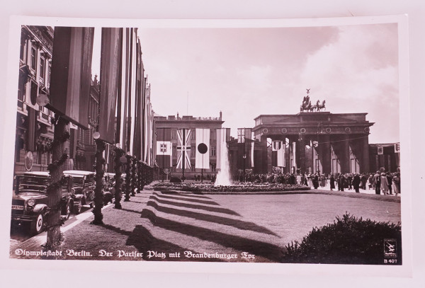 Postkarte Olympiastadt Berlin - Der Pariser Platz mit Brandenburger Tor