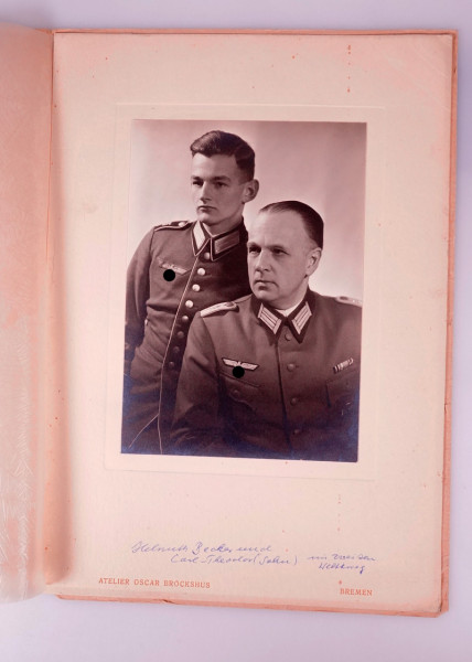 Foto im Umschlag Vater und Sohn in Uniform