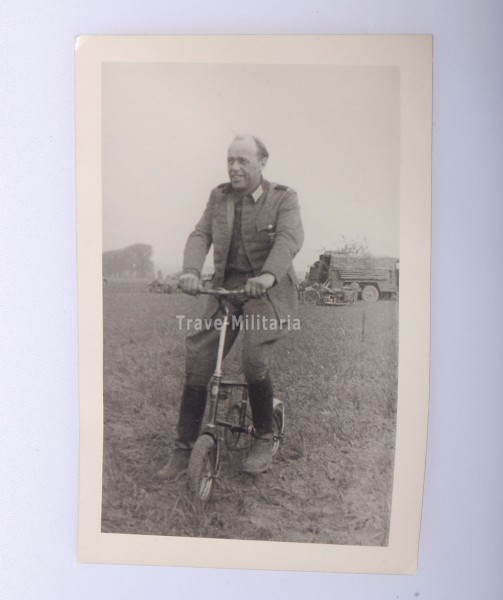 Foto Freiherr von Wechmar auf Wehrmacht Klappfahrrad