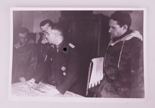 Foto Oberstlt. Dr. Franz Bäke bei Lagebesprechung 1943