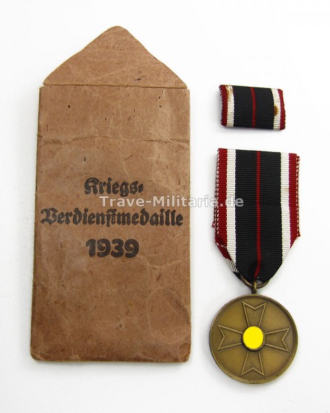 Kriegsverdienstmedaille 1939 mit Band, Feldspange und Verleihungstüte