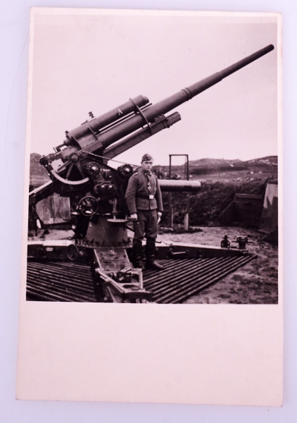 Foto Kanonier vor dem 8,8 cm Flak-Geschütz Anton